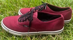 VANS Women’s lace up low top sneakers burgundy/black size 7